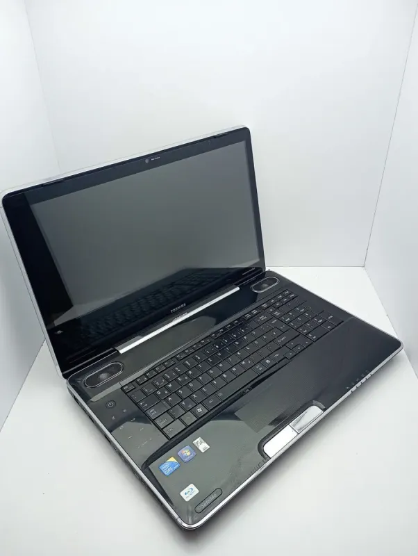 Ноутбук Toshiba Satellite P500 / 18" (1680x945) TN / Intel Core i5-430M (2 (4) ядра по 2.26 - 2.53 GHz) / 8 GB DDR3 / 64 GB SSD + 500 GB HDD / nVidia GeForce GT 330M, 1 GB GDDR3, 128-bit / WebCam / HDMI / АКБ не тримає б/в - зображення 3