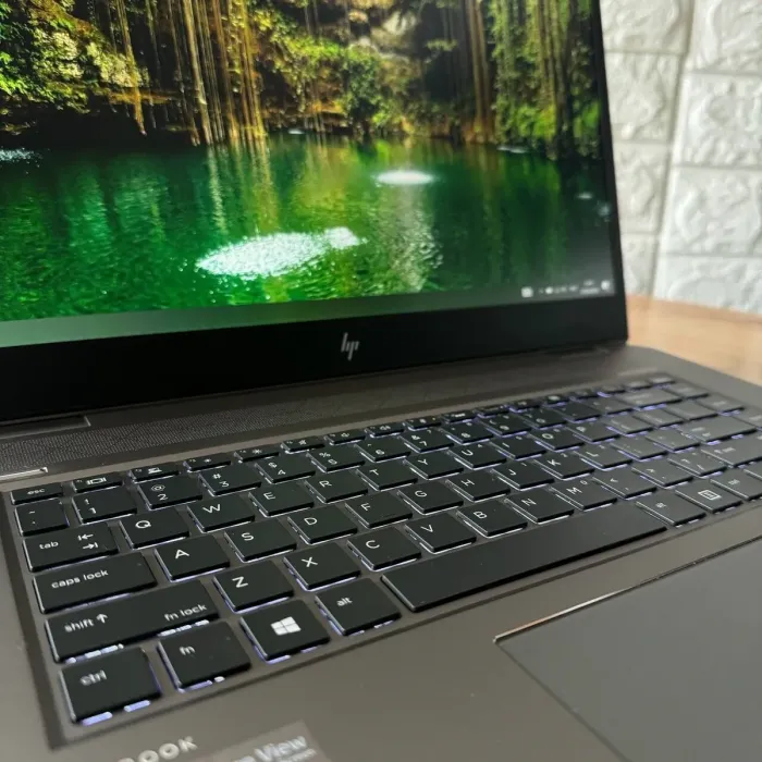Мобільна робоча станція HP ZBook Studio G5 / 15.6" (1920x1080) IPS / Intel Xeon E-2176M (6 (12) ядер по 2.7 - 4.4 GHz) / 16 GB DDR4 / 512 GB SSD / nVidia Quadro P1000, 4 GB DDR5, 128-bit / WebCam б/в - зображення 8