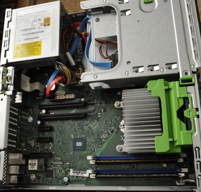 Комп'ютер Fujitsu Esprimo D756 E85+ SFF / Intel Core i5-6500 (4 ядра по 3.2 - 3.6 GHz) / 32 GB DDR4 / 500 GB SSD NEW / Intel HD Graphics 530 / DVD-ROM / DVI б/в - зображення 4