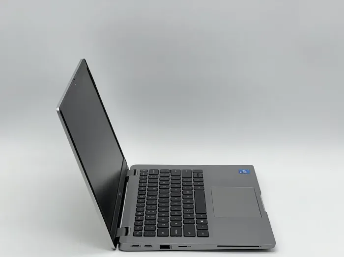 Ультрабук Dell Latitude 5320 / 13.3" (1920x1080) IPS / Intel Core i5-1145G7 (4 (8) ядра по 2.6 - 4.4 GHz) / 8 GB DDR4 / 240 GB SSD / Intel Iris Xe Graphics / WebCam б/в - зображення 3