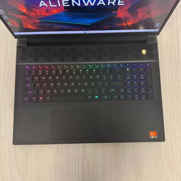 Ігровий ноутбук Dell Alienware m18 R1 / 18" (1920x1200) IPS / AMD Ryzen 9 7845HX (12 (24) ядер по 3.0 - 5.2 GHz) / 32 GB DDR5 / 1000 GB SSD NVMe / nVidia GeForce RTX 4070, 8 GB GDDR6, 128-bit / WebCam б/в - зображення 7