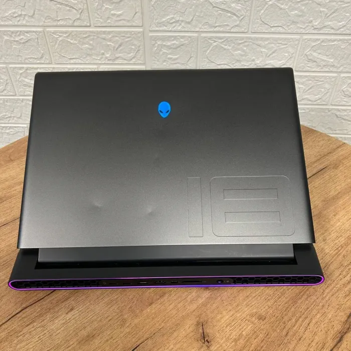 Ігровий ноутбук Б-клас Dell Alienware m18 / 18" (1920x1200) IPS / AMD Ryzen 9 7945HX (16 (32) ядер по 2.5 - 5.4 GHz) / 32 GB DDR5 / 1000 GB SSD / AMD Radeon RX 7900M, 16 GB GDDR6, 256-bit / WebCam б/в - зображення 3