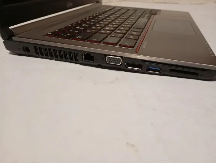 Ноутбук Б-клас Fujitsu LifeBook E744 / 14" (1600x900) TN / Intel Core i5-4310M (2 (4) ядра по 2.7 - 3.4 GHz) / 8 GB DDR3 / 128 GB SSD / Intel HD Graphics 4600 / WebCam б/в - зображення 5