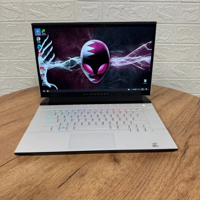 Ігровий ноутбук Dell Alienware m15 R4 White / 15.6" (1920x1080) IPS / Intel Core i7-10870H (8 (16) ядер по 2.2 - 5.0 GHz) / 32 GB DDR4 / 512 GB SSD / nVidia GeForce RTX 3070, 8 GB GDDR6, 256-bit / WebCam б/в - зображення 2