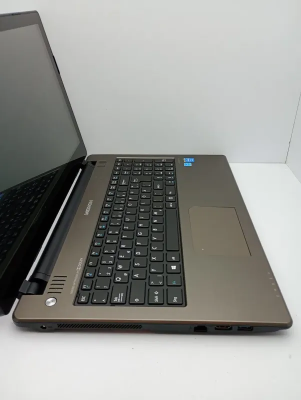 Ноутбук Medion Akoya / 15.6" (1366x768) TN Touch / Intel Celeron N2920 (4 ядра по 1.86 - 2.0 GHz) / 4 GB DDR3 / 120 GB SS / Intel HD Graphics / WebCam б/в - зображення 3