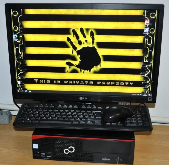 Комплект ПК: Fujitsu Esprimo D756 E85 SFF / Intel Core i5-6500 (4 ядра по 3.2 - 3.6 GHz) / 16 GB DDR4 / 500 GB SSD / Intel HD Graphics 530 / DVD-ROM + Монітор Б-клас 22" (168 TN / VGA, DVI / Windows 11 б/в - зображення 2