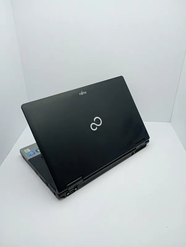 Ноутбук Fujitsu LifeBook E752 / 15.6" (1600x900) TN / Intel Core i5-3320M (2 (4) ядра по 2.6 - 3.3 GHz) / 6 GB DDR3 / 750 GB HDD / Intel HD Graphics 4000 / WebCam б/в - зображення 6
