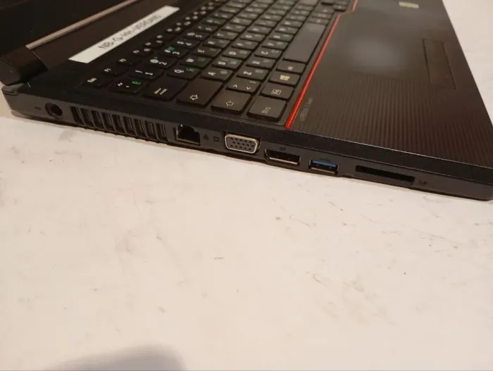 Ноутбук Б-клас Fujitsu LifeBook E554 / 15.6" (1920x1080) IPS / Intel Core i5-4210M (2 (4) ядра по 2.6 - 3.2 GHz) / 8 GB DDR3 / 160 GB SSD / Intel HD Graphics 4600 / WebCam / DVD-RW б/в - зображення 4