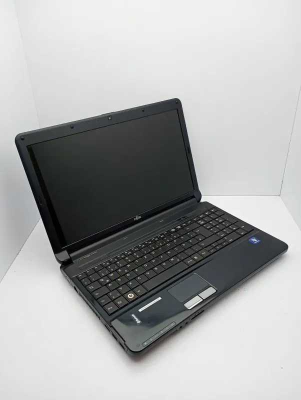 Ноутбук Fujitsu Lifebook AH530 / 15.6" (1366x768) TN / Intel Core i5-520M (2 (4) ядра по 2.4 - 2.93 GHz) / 6 GB DDR3 / 500 GB HDD / Intel HD Graphics 2000 / WebCam б/в - зображення 3