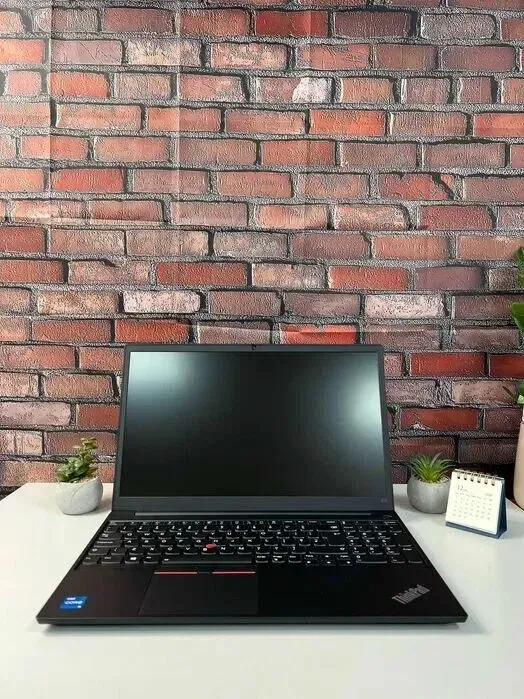 Ультрабук Lenovo ThinkPad E15 G2 / 15.6" (1920x1080) IPS / Intel Core i5-1135G7 (4 (8) ядра по 2.4 - 4.2 GHz) / 8 GB DDR4 / 256 GB SSD / Intel Iris Xe Graphics / WebCam б/в - зображення 2