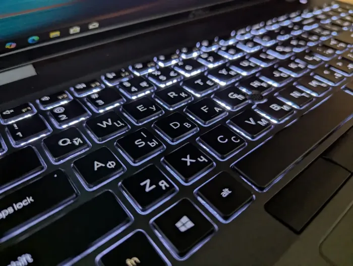 Ультрабук Б-клас Dell Latitude 5500 / 15.6" (1920x1080) IPS / Intel Core i5-8265U (4 (8) ядра по 1.6 - 3.9 GHz) / 16 GB DDR4 / 256 GB SSD / Intel UHD Graphics 620 / WebCam / Windows 10 б/в - зображення 6