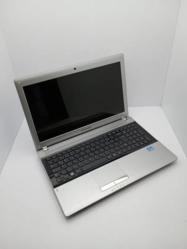 Ноутбук Samsung RV520 / 15.6" (1366x768) TN / Intel Core i5-2410M (2 (4) ядра по 2.3 - 2.9 GHz) / 6 GB DDR3 / 500 GB HDD / nVidia GeForce GT 520M, 1 GB GDDR3, 64-bit / WebCam б/в - зображення 3