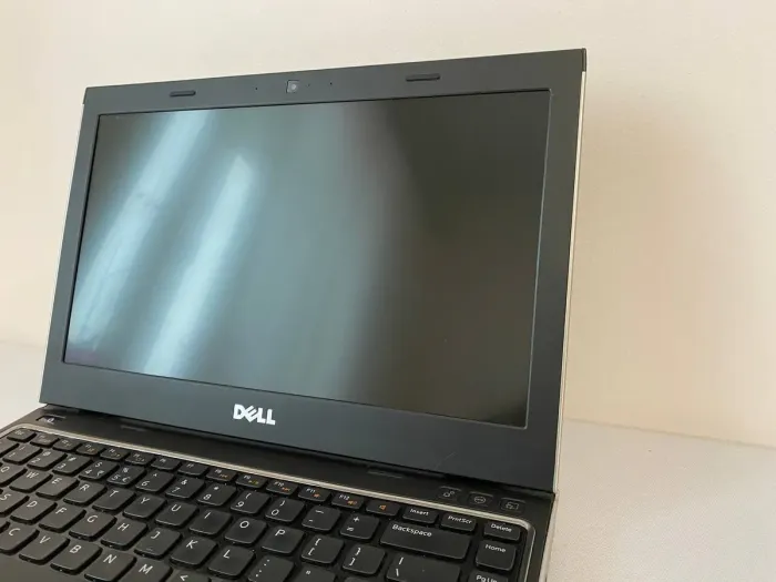 Ноутбук Б-клас Dell Vostro 3350 / 13.3" (1366x768) TN / Intel Core i5-2410M (2 (4) ядра по 2.3 - 2.9 GHz) / 8 GB DDR3 / 240 GB SSD / Intel HD Graphics 3000 / WebCam / DVD-RW / HDMI б/в - зображення 3