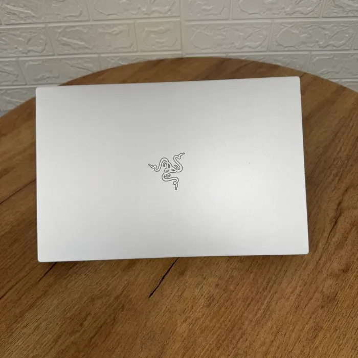 Ігровий ноутбук Razer Blade 15 RZ09-0328 Silver / 15.6" (3840x2160) OLED / Intel Core i7-10750H (6 (12) ядер по 2.6 - 5.0 GHz) / 16 GB DDR4 / 512 GB SSD NVMe / nVidia GeForce RTX 2070 Max-Q, 8 GB GDDR6, 256-bit / WebCam б/в - зображення 3