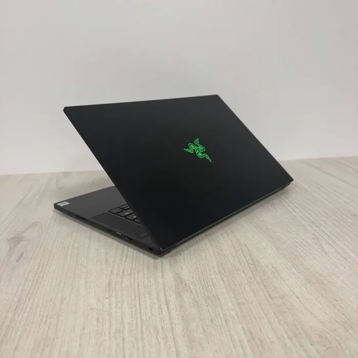 Ігровий ноутбук Razer Blade 15 RZ09-0330 / 15,6" (1920x1080) IPS / Intel Core i7-10875H (8 (16) ядер по 2,3 - 5,1 ГГц) / 16 ГБ DDR4 / 512 ГБ SSD NVMe / nVidia GeForce RTX 2070 Max-Q, 8 ГБ GDDR6, 256-біт / Веб-камера б/в - зображення 6