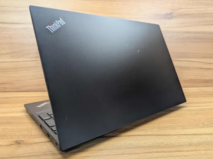 Ноутбук Lenovo ThinkPad E15 / 15.6" (1920x1080) IPS / Intel Core i7-10510U (4 (8) ядра по 1.8 - 4.9 GHz) / 16 GB DDR4 / 512 GB SSD / Intel UHD Graphics / WebCam / Windows 10 б/в - зображення 6