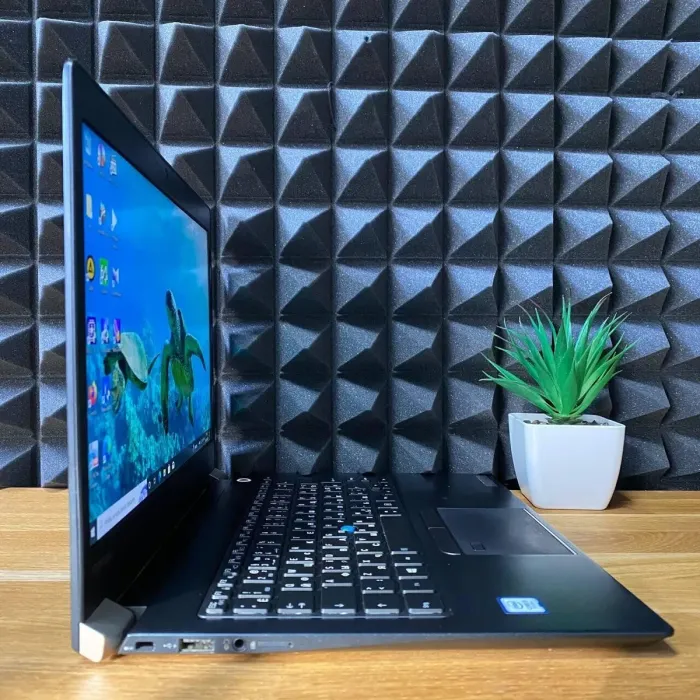 Ноутбук Toshiba Portege x30-E-1GQ / 14" (1920x1080) TN / Intel Core i5-7200U (2 (4) ядра по 2.5 - 3.1 GHz) / 8 GB DDR4 / 256 GB SSD / Intel HD Graphics 620 / WebCam б/в - зображення 3