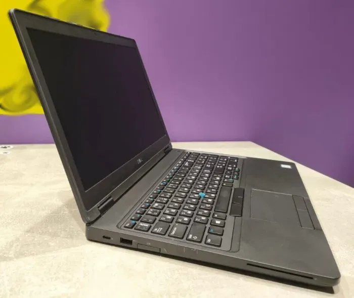 Ноутбук Dell Latitude 5590 / 15.6" (1920x1080) IPS / Intel Core i5-8250U (4 (8) ядра по 1.6 - 3.4 GHz) / 8 GB DDR4 / 240 GB SSD / Intel UHD Graphics 620 / WebCam б/в - зображення 5