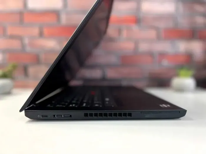 Ультрабук Lenovo ThinkPad A485 / 14" (1920x1080) IPS / AMD Ryzen 5 2500U (4 (8) ядра по 2.0 - 3.6 GHz) / 16 GB DDR4 / 256 GB SSD M.2 / AMD Radeon RX Vega 8 Graphics / WebCam / Win 10 Pro б/в - зображення 4