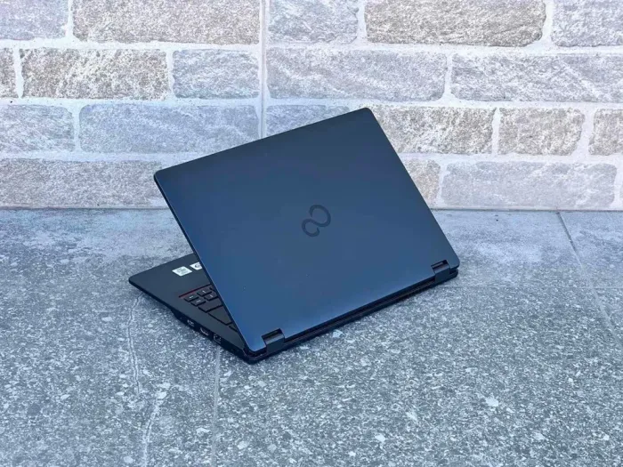 Ультрабук Fujitsu LifeBook E5410 / 14" TN / Intel Core i5-10310U (4(8) ядра по 1.7-4.4 GHz) / 8GB DDR4 / 256GB SSD / UHD Graphics / WebCam / Win 10 б/в - зображення 5