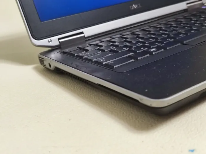 Ноутбук Dell Latitude E6330 / 13.3" (1366x768) TN / Intel Core i5-3320M (2 (4) ядра по 2.6 - 3.3 GHz) / 8 GB DDR3 / 128 GB SSD / Intel HD Graphics 4000 / DVD-ROM б/в - зображення 3