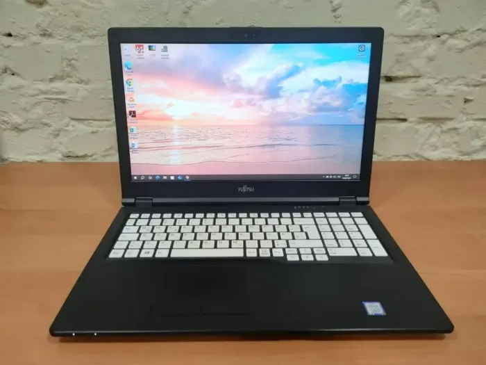 Ультрабук Fujitsu Lifebook E559 / 15.6" (1920x1080) IPS / Intel Core i5-8250U (4 (8) ядра по 1.6 - 3.4 GHz) / 8 GB DDR4 / 240 GB SSD / Intel UHD Graphics 620 / WebCam / LTE б/в - зображення 2