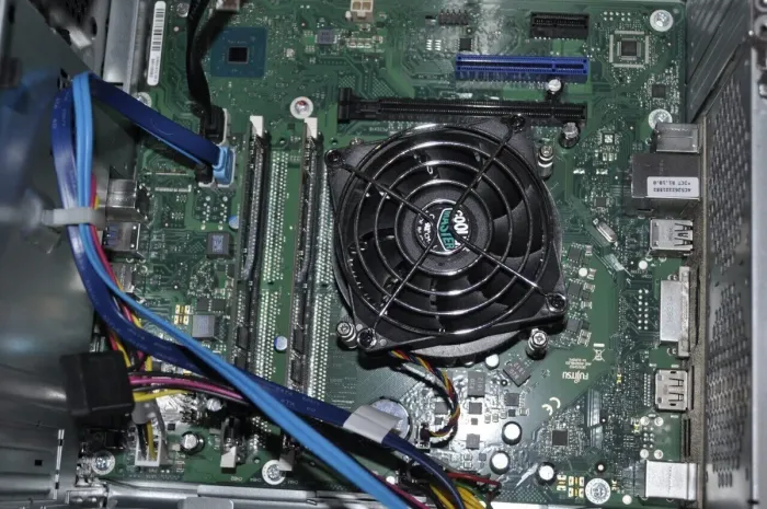 Комп'ютер Fujitsu Esprimo P558 E85 Tower / Intel Core i5-8400 (6 ядер по 2,8 - 4,0 ГГц) / 16 ГБ DDR4 / 500 ГБ SSD / Intel UHD Graphics 630 / DVD-ROM б/в - изображение 4