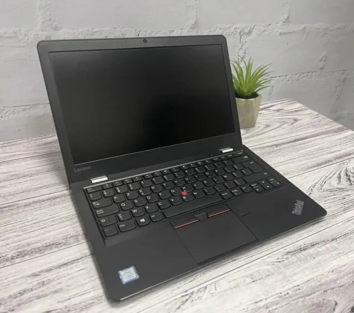 Ультрабук Lenovo ThinkPad 13 / 13.3" (1920x1080) IPS / Intel Core i7-7500U (2 (4) ядра по 2.7 - 3.5 GHz) / 16 GB DDR4 / 256 GB SSD M.2 / Intel HD Graphics 620 / WebCam б/в - зображення 2