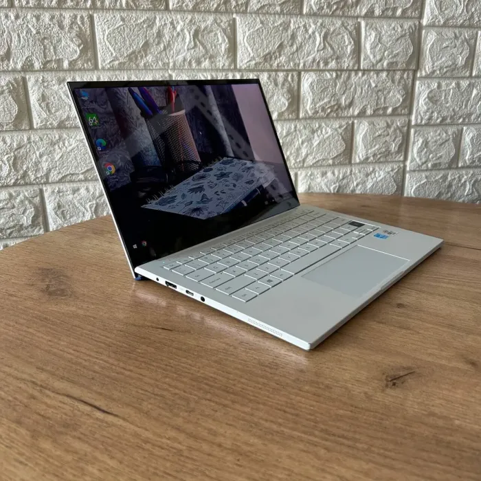 Ультрабук Б-клас Samsung Galaxy Book Ion White NP930XCJ-K03US / 13.3" (1920x1080) OLED / Intel Core i7-10510U (4 (8) ядра по 1.8 - 4.9 GHz) / 8 GB DDR4 / 256 GB SSD / Intel UHD Graphics / WebCam б/в - зображення 4