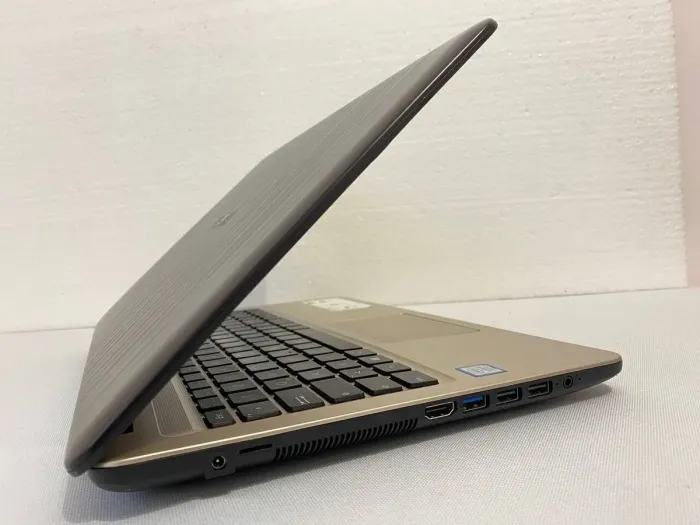 Ноутбук Asus VivoBook X540UAR / 15.6" (1920x1080) TN / Intel Core i5-8250U (4 (8) ядра по 1.6 - 3.4 GHz) / 8 GB DDR4 / 240 GB SSD / Intel UHD Graphics 620 / WebCam / HDMI б/в - зображення 6