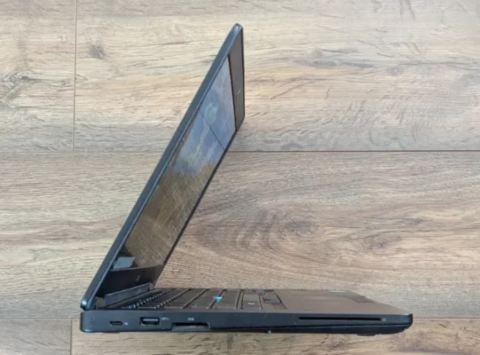 Ультрабук Dell Latitude 5490 / 14" (1920x1080) IPS / Intel Core i5-7300U (2 (4) ядра по 2.6 - 3.5 GHz) / 8 GB DDR4 / 128 GB SSD / Intel HD Graphics 620 / WebCam / HDMI / Windows 11 б/в - зображення 4