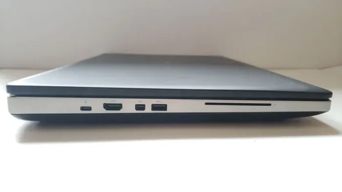 Мобільна робоча станція Dell Precision 7720 / 17.3" (1920x1080) IPS / Intel Core i7-6920HQ (4 (8) ядра по 2.9 - 3.8 GHz) / 16 GB DDR4 / 256 GB SSD M.2 + 500 GB HDD / AMD Radeon Pro WX 4130, 2 GB GDDR5, 128-bit / WebCam / Win 10 Pro б/в - зображення 4