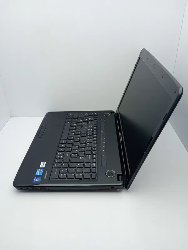 Ноутбук Acer Medion E6221 / 15.6" (1366x768) TN / Intel Core i3-2310M (2 (4) ядра по 2.1 GHz) / 6 GB DDR3 / 320 GB HDD / Intel HD Graphics 3000 / WebCam б/в - зображення 4