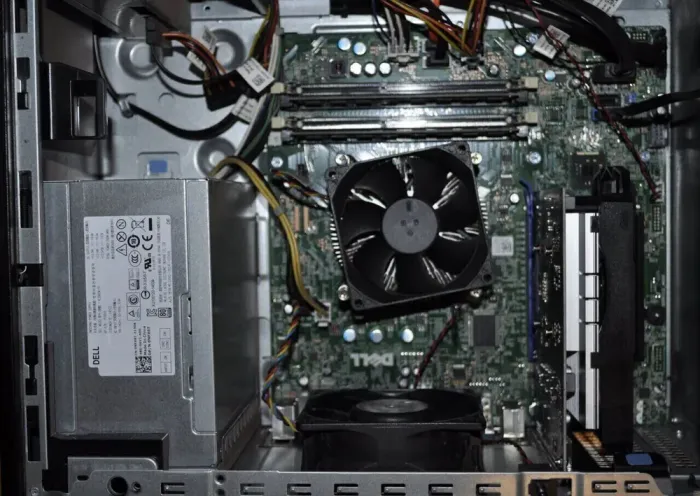 Комп'ютер Dell OptiPlex 9020 Tower / Intel Core i7-4770 (4 (8) ядра по 3.4 - 3.8 GHz) / 16 GB DDR3 / 480 GB SSD / AMD Radeon RX 550, 4 GB GDDR5, 128-bit / DVD-ROM / DVI б/в - зображення 6