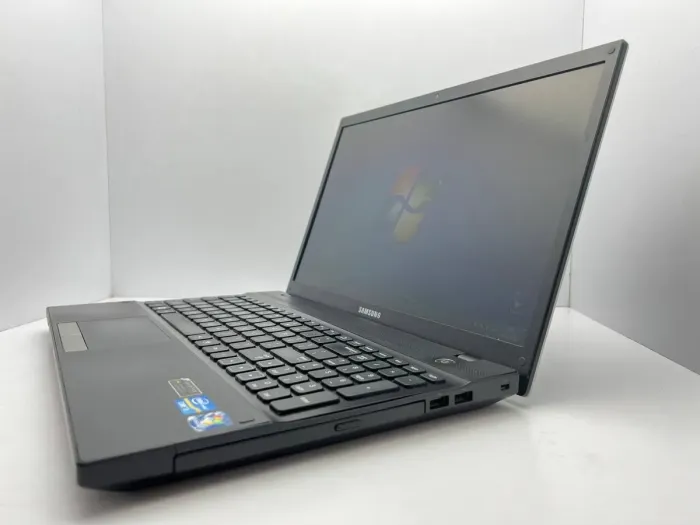 Ноутбук Samsung NP300V5A / 15.6" (1366x768) TN LED / Intel Core i3-2350M (2 (4) ядра по 2.3 GHz) / 4 GB DDR3 / 1000 GB HDD / nVidia GeForce GT 520M, 1GB DDR3, 64-bit / WebCam б/в - зображення 4