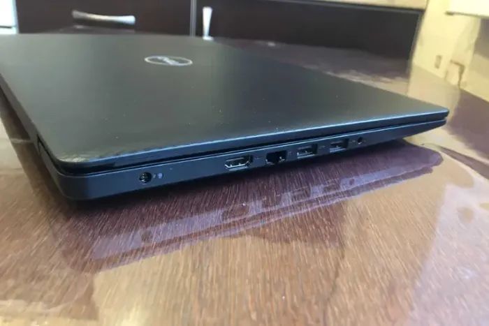 Ноутбук Dell Inspiron 3583 / 15.6" (1366x768) TN Touch / Intel Core i3-8145U (2 (4) ядра по 2.1 - 3.9 GHz) / 8 GB DDR4 / 256 GB SSD / Intel UHD Graphics for 8th Generation / WebCam б/в - зображення 6