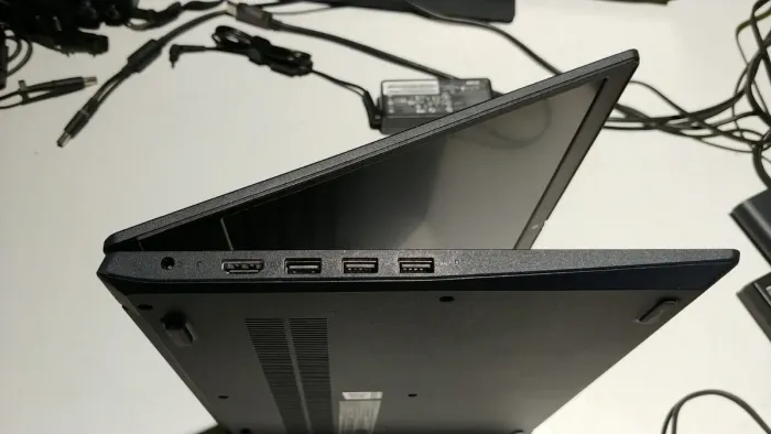 Ультрабук Lenovo IdeaPad 3 14ADA05 / 14" (1920x1080) TN / AMD Ryzen 5 3500U (4 (8) ядра по 2.1 - 3.7 GHz) / 16 GB DDR4 / 512 GB SSD / AMD Radeon Vega 8 Graphics / WebCam б/в - зображення 5