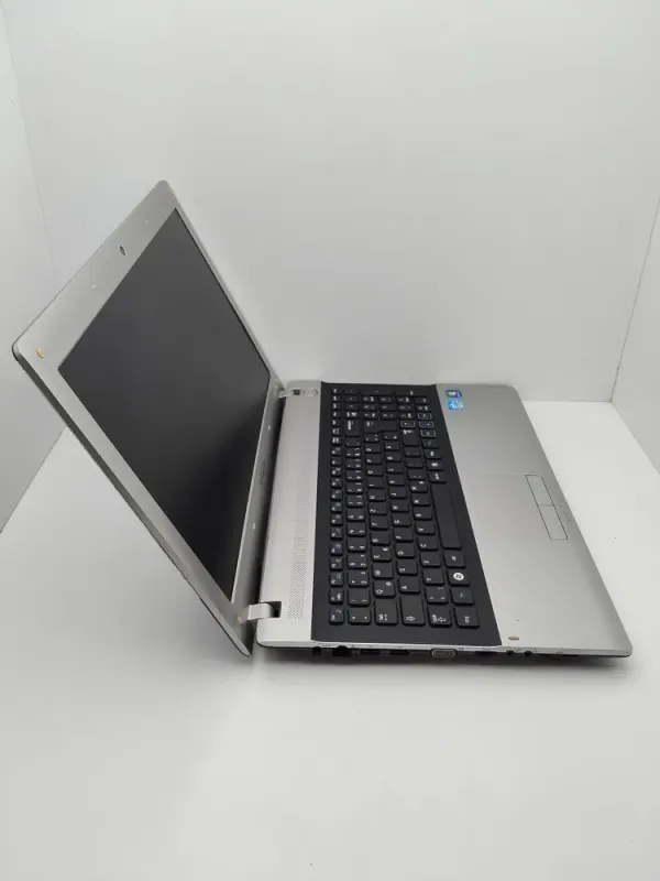 Ноутбук Samsung RV520 / 15.6" (1366x768) TN / Intel Core i5-2410M (2 (4) ядра по 2.3 - 2.9 GHz) / 6 GB DDR3 / 320 GB HDD / Intel HD Graphics 3000 / WebCam б/в - зображення 6