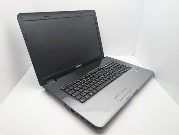 Ноутбук Medion Akoya P7624 / 17.3" (1600x900) TN / Intel Core i3-2350M (2 (4) ядра по 2.3 GHz) / 6 GB DDR3 / 1000 GB HDD / nVidia GeForce GT 630M, 1 GB GDDR5, 128-bit / WebCam / DVD-ROM б/в - зображення 6