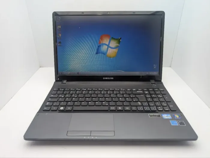 Ноутбук Samsung 300E / 15.6" (1366x768) TN / Intel Core i5-2450M (2 (4) ядра по 2.5 - 3.1 GHz) / 8 GB DDR3 / 500 GB HDD / nVidia GeForce GT 520MX, 1GB DDR3, 64-bit / WebCam б/в - зображення 2