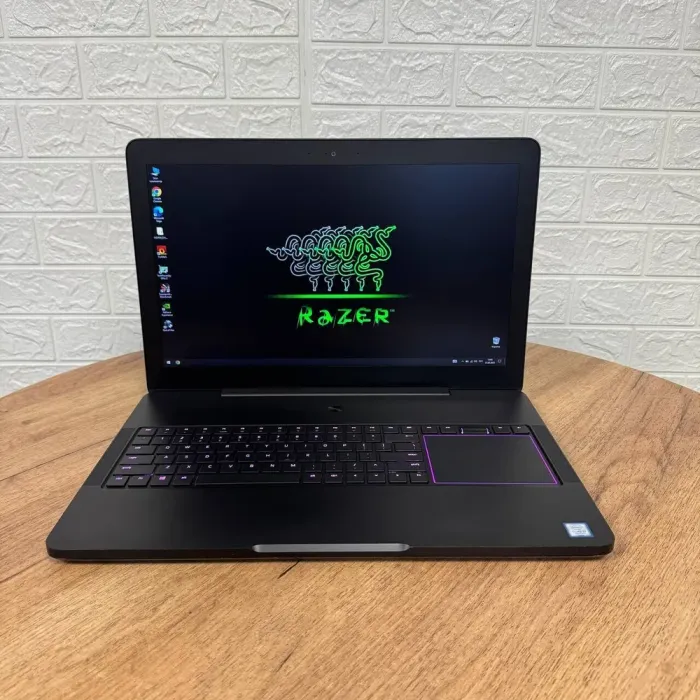 Ігровий ноутбук Б-клас Razer Blade 17 RZ09-0220 / 17.3" (1920x1080) IPS / Intel Core i7-7700HQ (4 (8) ядра по 2.8 - 3.8 GHz) / 16 GB DDR4 / 500 GB SSD / nVidia GeForce GTX 1060, 6 GB GDDR5, 192-bit / WebCam б/в - зображення 2