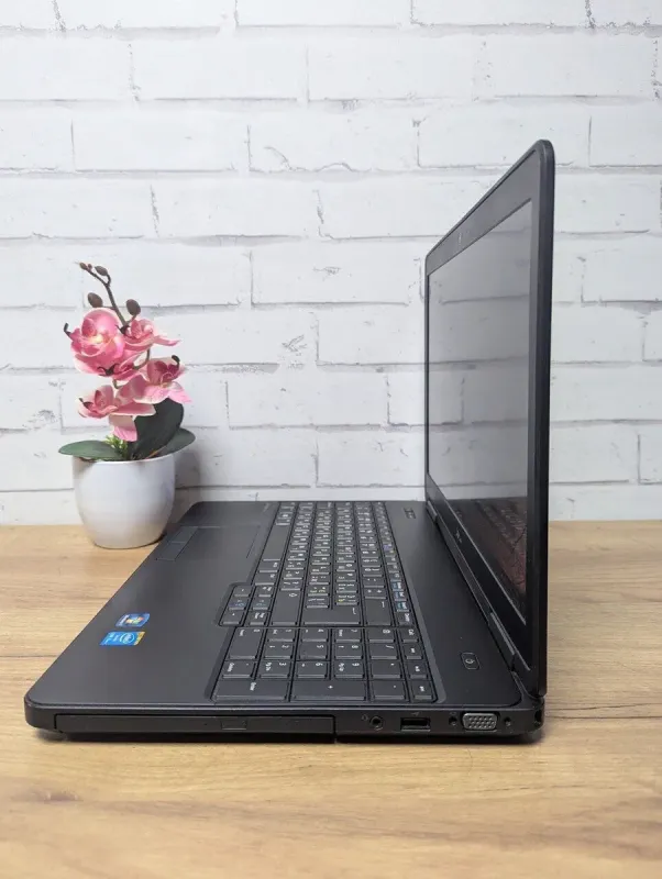 Ноутбук Dell Latitude E5540 / 15.6" (1920x1080) TN / Intel Core i5-4310U (2 (4) ядра по 2.0 - 3.0 GHz) / 8 GB DDR3 / 128 GB SSD / Intel HD Graphics 4400 / WebCam / DVD-ROM б/в - зображення 4