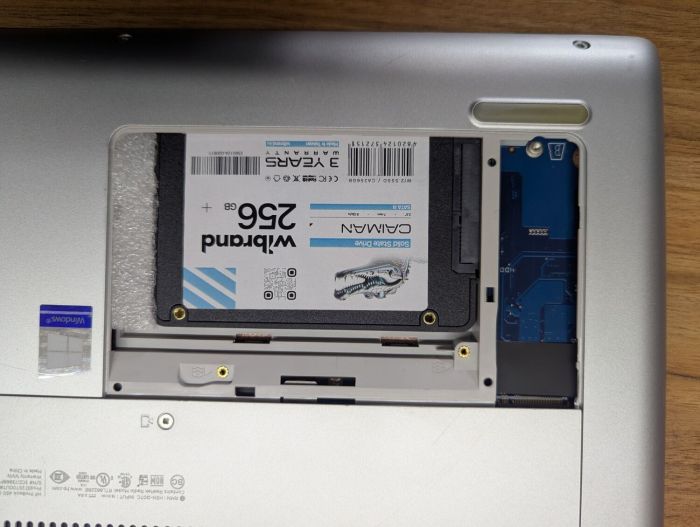 Ноутбук Б-клас HP ProBook 450 G5 / 15.6" (1920x1080) IPS / Intel Core i3-6006U (2 (4) ядра по 2.0 GHz) / 8 GB DDR4 / 256 GB SSD / Intel HD Graphics 520 / WebCam / Fingerprint / Windows 10 б/в - зображення 3