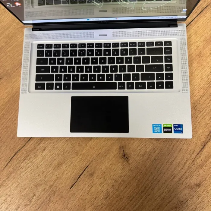 Ігровий ноутбук Gigabyte Aero 16 XE5 / 16" (3840x2400) OLED / Intel Core i7-12700H (14 (20) ядер по 3.5 - 4.7 GHz) / 32 GB DDR5 / 1000 GB SSD / nVidia GeForce RTX 3070 Ti, 8 GB GDDR6, 256-bit / WebCam б/в - зображення 7