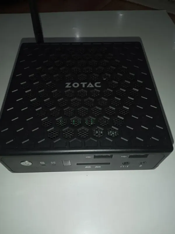 Неттоп Zotac ZBOX CI520 nano USFF / Intel Core i3-4020Y (2(4) ядра по 1.5 GHz) / 4GB DDR3 / 64 GB SSD / Intel HD Graphics 4200 б/в - зображення 2