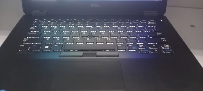 Ультрабук Б-клас Dell Latitude E7470 / 14" (1920x1080) IPS / Intel Core i5-6300U (2 (4) ядра по 2.4 - 3.0 GHz) / 8 GB DDR4 / 240 GB SSD / Intel HD Graphics 520 / WebCam б/в - зображення 3