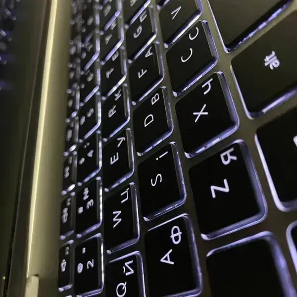 Ультрабук Dell Inspiron 5593 / 15.6" (1920x1080) IPS / Intel Core i5-1035G1 (4 (8) ядра по 1.0 - 3.6 GHz) / 16 GB DDR4 / 256 GB SSD / Intel UHD Graphics / WebCam / HDMI б/в - зображення 6