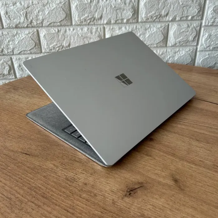 Ультрабук Б-клас Microsoft Surface Laptop / 13.5" (2256x1504) IPS / Intel Core i5-7200U (2 (4) ядра по 2.5 - 3.1 GHz) / 4 GB DDR4 / 256 GB SSD / Intel HD Graphics 620 / WebCam б/в - зображення 6