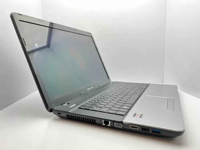 Ноутбук Б-клас Packard Bell EG70 / 17.3" (1600x900) TN / AMD E-300 (2 ядра по 1.3 GHz) / 4 GB DDR3 / 250 GB HDD / AMD Radeon HD 6310 Graphics / WebCam б/в - зображення 3