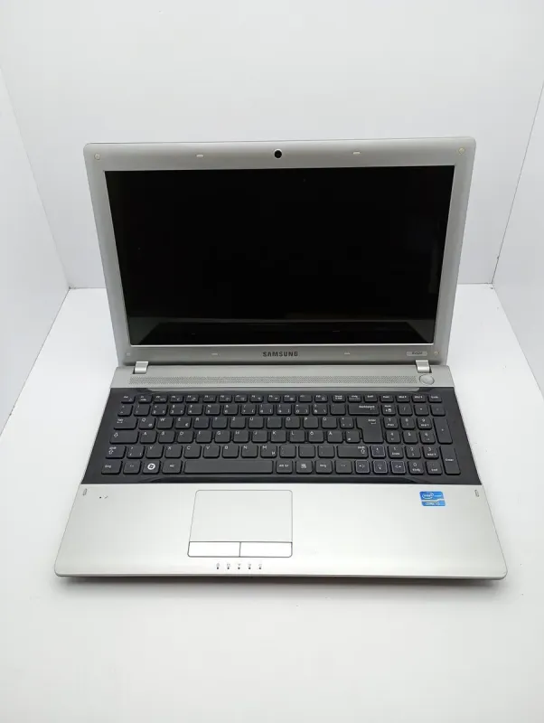 Ноутбук Samsung RV520 / 15.6" (1366x768) TN / Intel Core i5-2410M (2 (4) ядра по 2.3 - 2.9 GHz) / 6 GB DDR3 / 500 GB HDD / nVidia GeForce GT 520M, 1 GB GDDR3, 64-bit / WebCam б/в - зображення 2